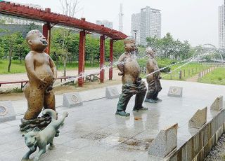 선정성 논란에 휩싸인 ‘오줌싸개’ 동상…“불쾌해” vs “예술이다”