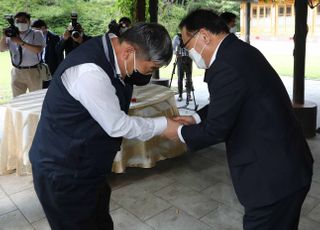 인사 나누는 김부겸 국무총리와 김동명 한국노총 위원장