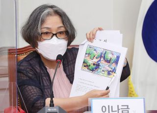 "억울한 죽음 나오지 않게,,," 수술실 CCTV설치 의무화를 위한 의료피해 당사자 간담회 발언하는 이나금 의료정의 실천연대 대표