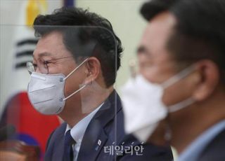 野에서 공론화된 ‘윤석열 X파일’…뒤에서 웃는 민주당