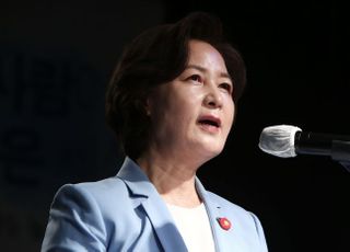 ‘친조국’ 꽃가마 탄 추미애 “윤석열은 문제적 총장”
