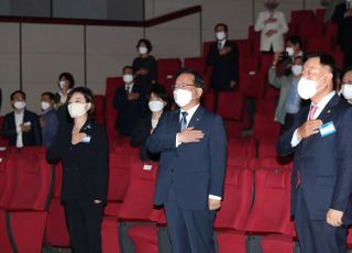 2021 건설의날 기념식 국민의례하는 김부겸 총리