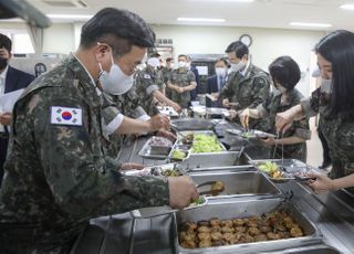 군부대 방문해 점심식사하는 윤호중 원내대표