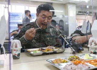 군부대에서 점심 식사하는 윤호중 원내대표