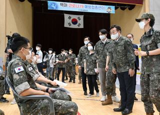 군 장병들에게 인사하는 윤호중 원내대표