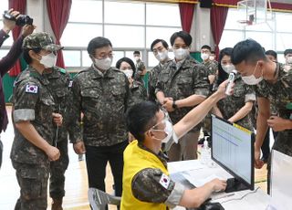 군 장병 백신 접종 현황 살피는 윤호중