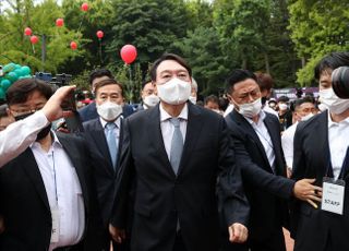 기자회견 위해 이동하는 윤석열