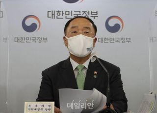 홍남기 "미발표 공공택지 8월 중 공개"…'집값 고평가' 또 다시 경고