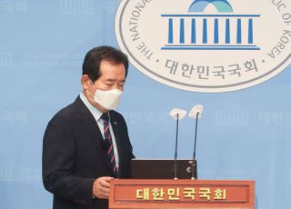 공약 발표 위해 소통관 들어서는 정세균