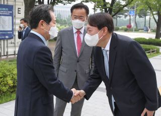 국회 들어서다 정세균 전 총리와 마주친 윤석열 전 검찰총장