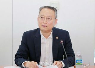 검찰 '월성원전 평가 조작' 백운규·채희봉·정재훈 불구속 기소