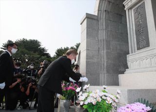 학도의용군 무명용사탑 참배하는 이재명 경기도지사