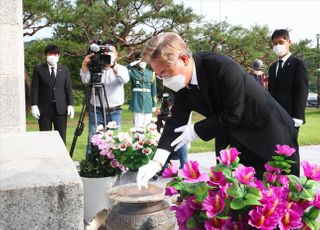 이재명 경기도지사, 학도의용군 무명용사탑 참배