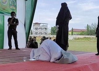 [영상] '혼전 성관계 때문에' 인니男女, 공개 태형 100대 맞고 기절했다