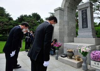 학도의용군 무명용사탑 참배하는 이낙연