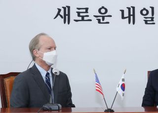 대화하는 이준석 대표와 로버트 랩슨 주한미국대사대리