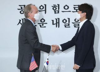 로버트 랩슨 주한미국대사대리와 악수하는 이준석 대표