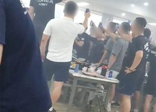 500명 ‘노마스크’ 삼겹살 파티한 軍…"제정신인가"