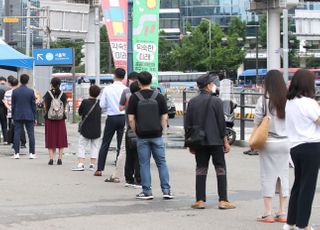 백신만 독려하고 방역완화 서둘러 외친 정부, 4차 대유행 초래