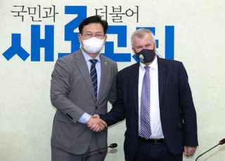 인사하는 송영길 대표와 사이먼 스미스 주한영국대사