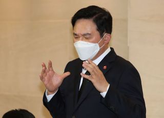최재형 부친 빈소 조문 마친 후 취재진 질문에 답변하는 원희룡