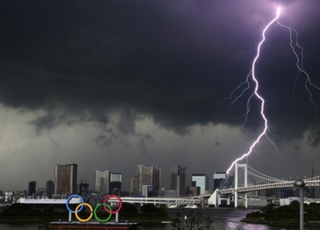 확진자 급증한 도쿄 ‘긴급사태’ 발효...올림픽은 무관중