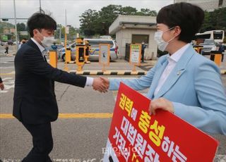 대법원 앞 1인 시위 현장 방문한 이준석 대표