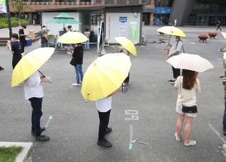 무더위 속 선별검사소...'우산 쓰고 검사 대기'