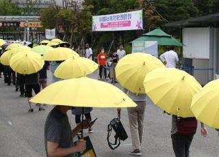 폭염에 노란 우산 쓰고 기다리는 코로나19 검사