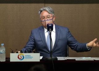 ‘축구는 출국’ 술판 직격탄 맞은 김경문호...또 수정?