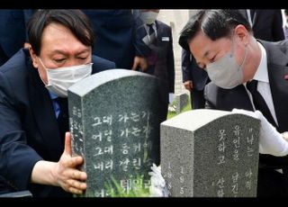 정적이 만진 묘비 닦는 ‘더러운’ 한국 정치