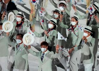 [도쿄올림픽 포토] 손 흔들며 입장하는 한국 선수단 ‘방역 수칙 철저히’