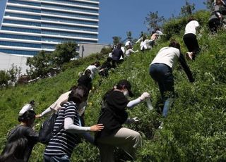 차벽에 막히자 언덕넘는 민주노총…원주시, 26일 노조 경찰고발 예정