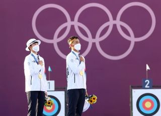 [올림픽 포토] 양궁 안산·김제덕 금메달, 도쿄에서 국기에 대한 경례!