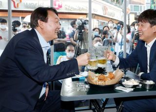 맥주잔 부딪치는 이준석-윤석열