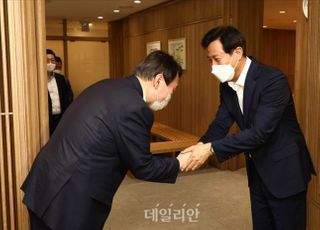 윤석열, 오세훈 만난 뒤 "입당 늦지 않게 결론"