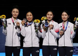 [도쿄올림픽 포토] '9년 만이다!' 여자 펜싱 단체전 메달