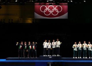 [도쿄올림픽 포토] 시상대 선 펜싱 어벤저스 '금메달입니다'