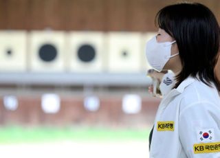 ‘본선 8위→은메달’ 김민정, 노메달 위기 한국 사격 구했다