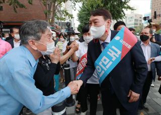 '국민의힘' 어깨띠 두른 윤석열, 거리로 나와 "당원 가입하세요"