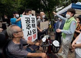 쪽방촌 주민들과 대화하는 이준석 대표