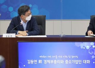 대화 나누는 김동연 전 부총리-김기문 중기중앙회장