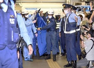 "행복한 여성 보면 죽이고 싶었다"…日 도쿄 전철 흉기 난동