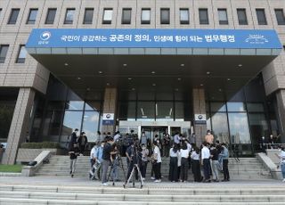 '이재용 가석방 심사' 취재진들로 북새통 이룬 법무부