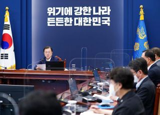 문대통령 "대상포진 등 질환도 백신 지원 검토하라"