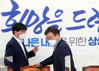 윤호중-박완주, 원내대책회의 참석