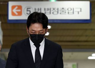 하정우, '프로포폴 불법투약 혐의' 첫 공판 출석