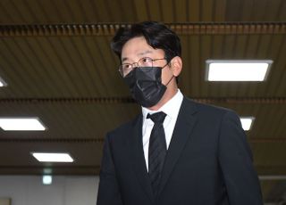 ‘프로포폴 불법 투약 혐의’ 하정우, 첫 공판 출석