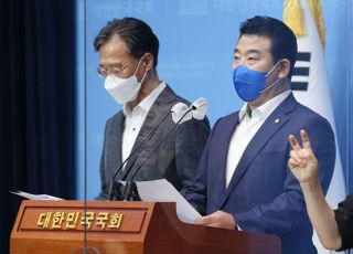 '누구나보증'을 통한 LH 공공임대주택 입주민 주거비 부담 완화 방안 발표하는 박정-유동수 의원