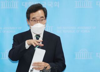 교육분야 공약 관련 질문에 답변하는 이낙연